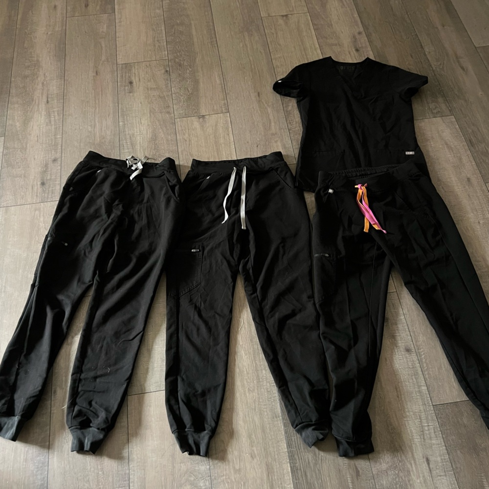 Figs set of 3 black joggers and 1 top